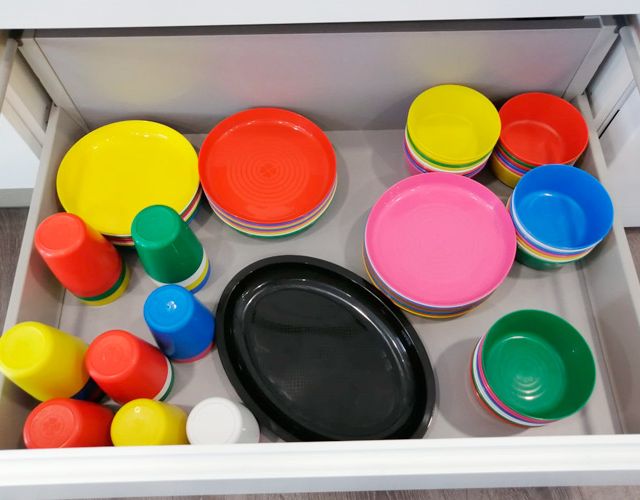 Bibeme platos y vasos de colores