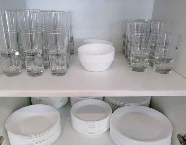 Bibeme estantería de vasos y platos